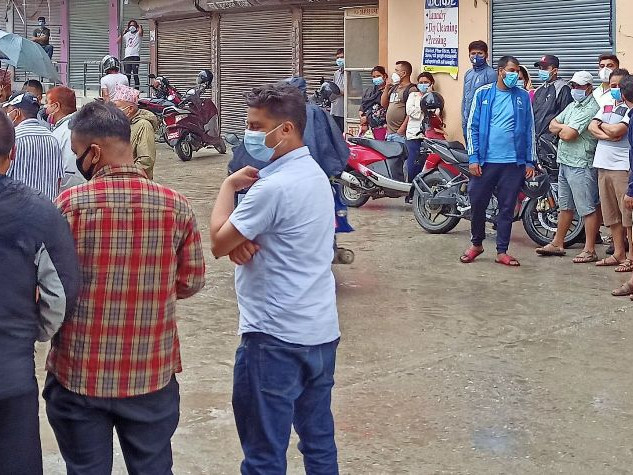 खोपमा घूसपैठ, जनप्रतिनिधिले मतदातालाई छिराए, ज्येष्ठ नागरिक गेटबाहिरै (भिडियोसहित)